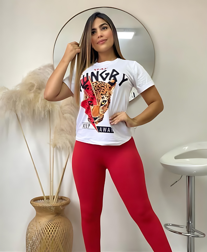 Deportista usando leggins rojos brillantes durante una sesión de entrenamiento, destacando su diseño dinámico y tejido transpirable.